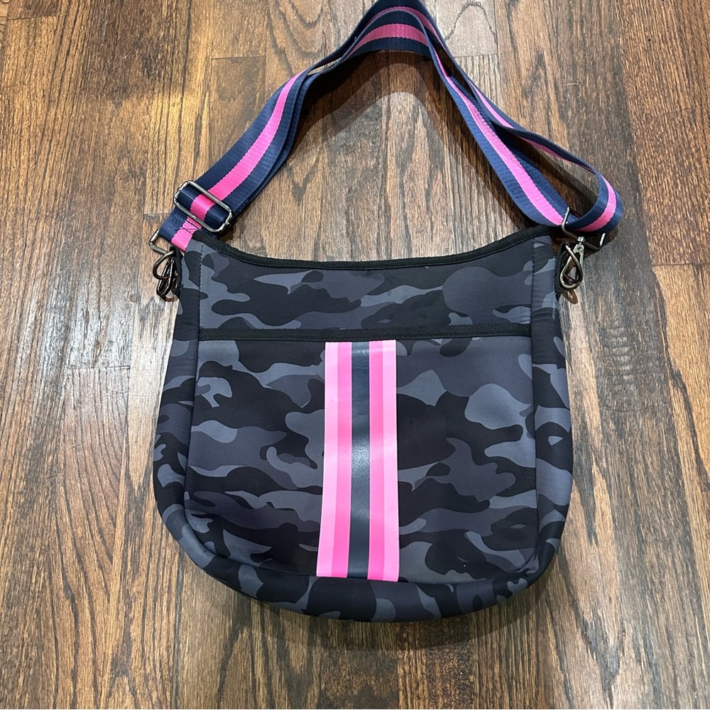 Haute Shore Blake Epic Crossbody Neoprene Purse Bag W/ Matching Card‎ Case
